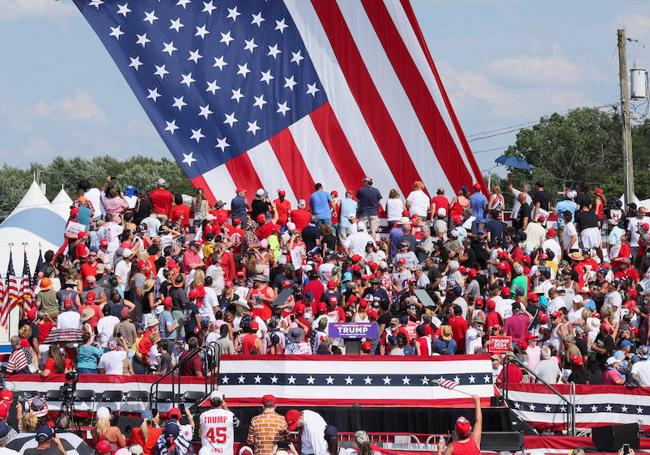 Binlerce insan güneşin altında Trump'ın Butler Farm Show'a gelişini bekliyor.