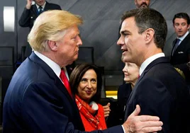 Trump, con Sánchez se saludan en una reunión de la OTAN en 2018.