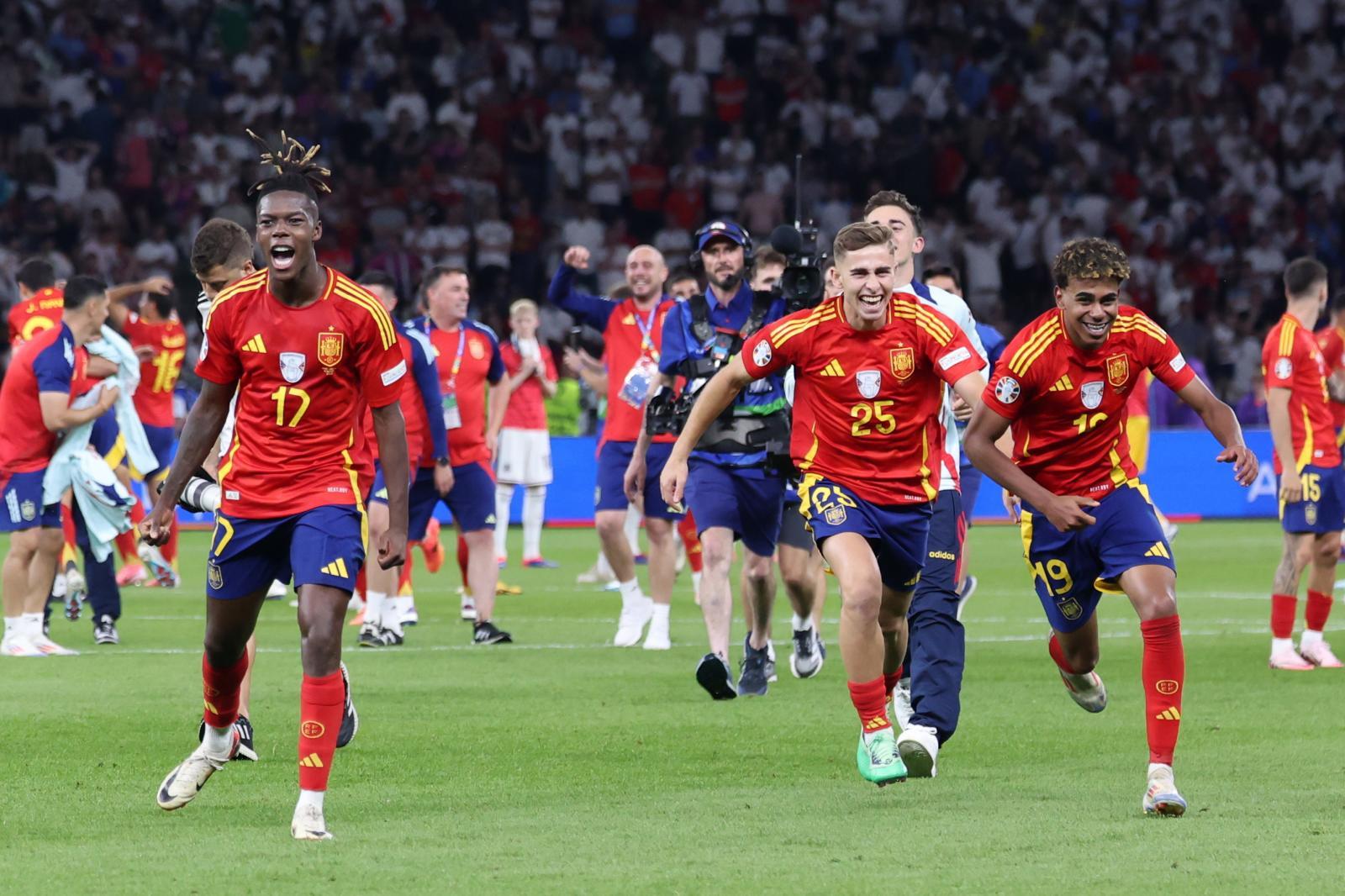 Nico Williams, Fermín López y Lamine Yamal, tras ganar a Inglaterra