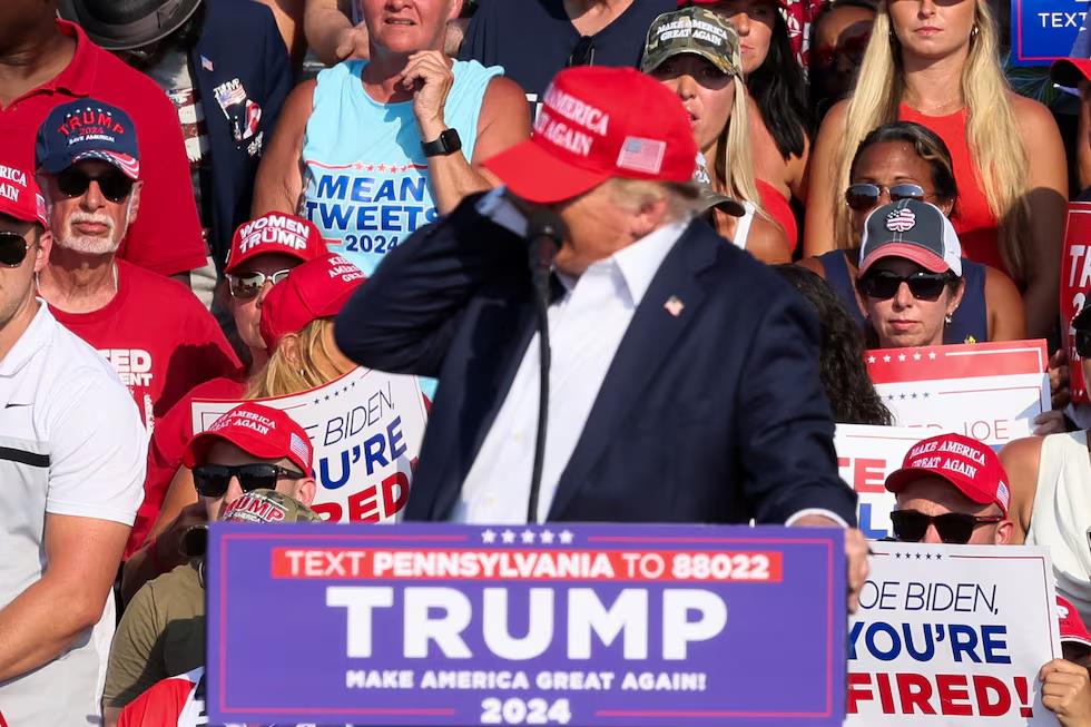 Trump, Butler'daki miting sırasında kurşunun kulağını sıyırdığını fark ediyor.