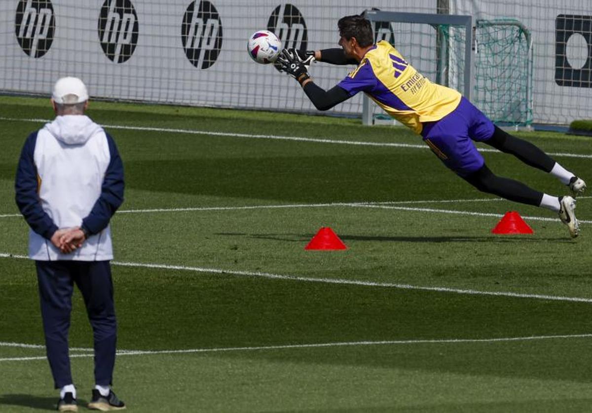 Carlo Ancelotti atento al entrenamiento de Thibaut Courtois en la Ciudad Deportiva de Valdebebas