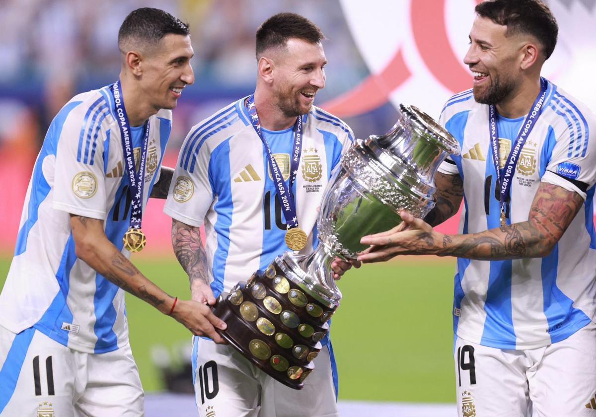 Leo Messi con el trofeo de campeón de Copa América con Angel Di Maria y Nicolas Otamendi