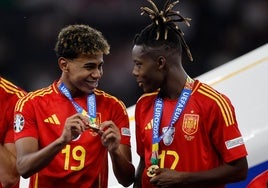 Lamine Yamal y Nico Williams, con las medallas de campeones.