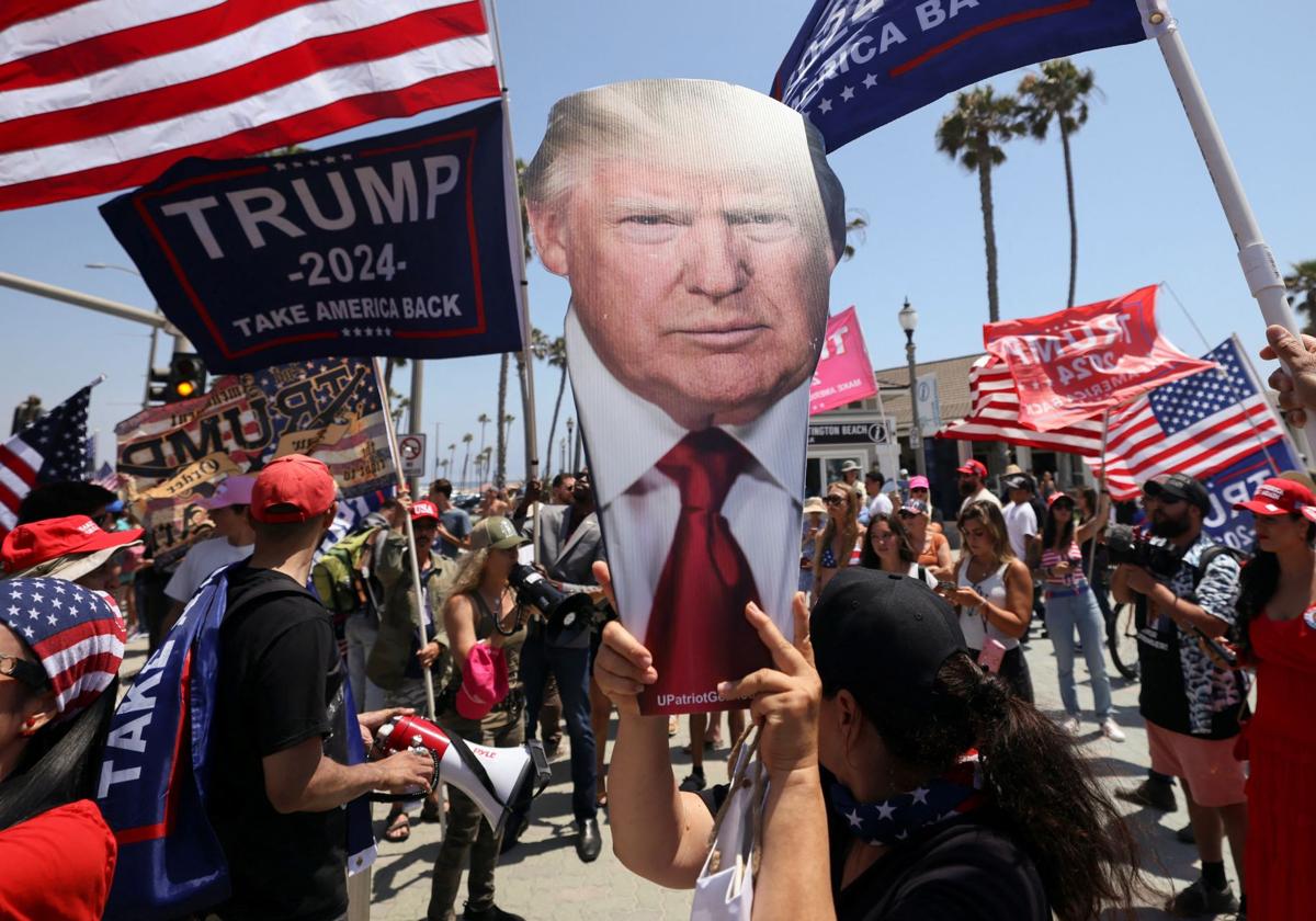 Seguidores de Trump en Huntington Beach.