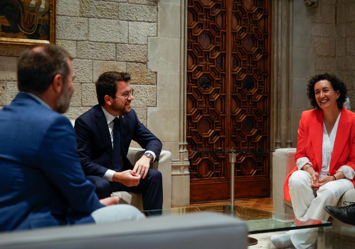 El vicepresidente de Òmnium, Oleguer Serra; el presidente de la Generalitat, Pere Aragonès, y a secretaria general de ERC en funciones, Marta Rovira, reunidos en el Palau de la Generalitat