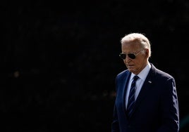 El presidente estadounidense, Joe Biden, de camino al Air Force One para un mitin de campaña.