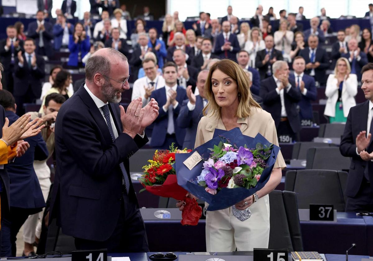 Roberta Metsola es aplaudida por el presidente de los populares europeos, Manfred Weber, tras su reelección.