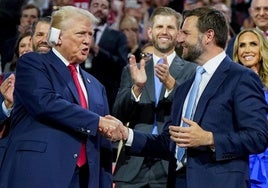 Donald Trump y su aspirante a la vicepresidencia de EE UU, J. D. Vance, se estrechan la mano durante la convención republicana en Milwaukee.