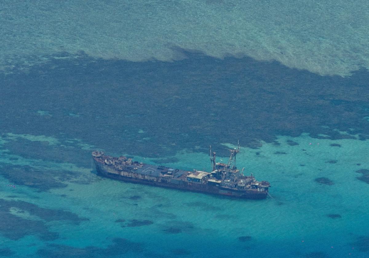 El BRP Sierra Madre, en un entorno paradisíaco.