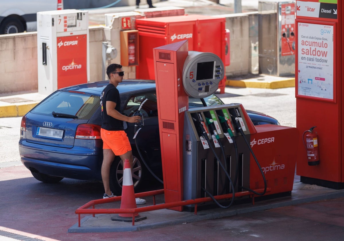 Un hombre repostando gasolina en Madrid.