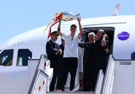 Álvaro Morata presenta la Eurocopa a su llegada a España.