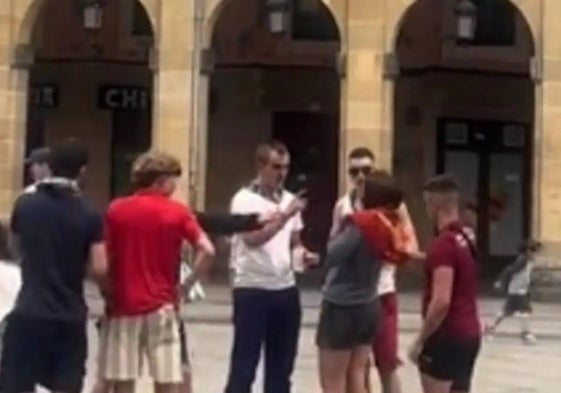 La Ertzaintza investiga a varios jóvenes que quitaron la bandera de España a otra joven en Donostia por un delito de odio