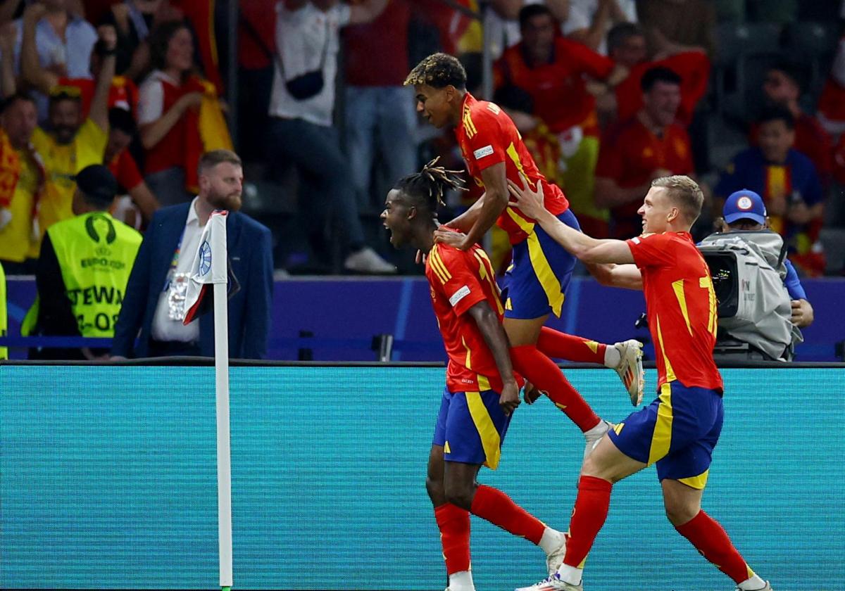 Nico Williams, Lamine Yamal y Dani Olmo celebran un gol con España.