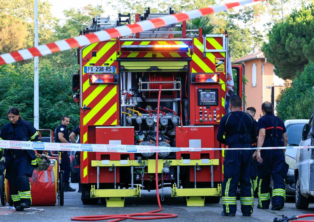 Imagen secundaria 1 - Policías, bomberos e investigadores trabajan en el lugar de los hechos.