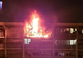 Las llamas emergen del edificio de apartamentos de Niza donde se declaró el incendio esta madrugada.