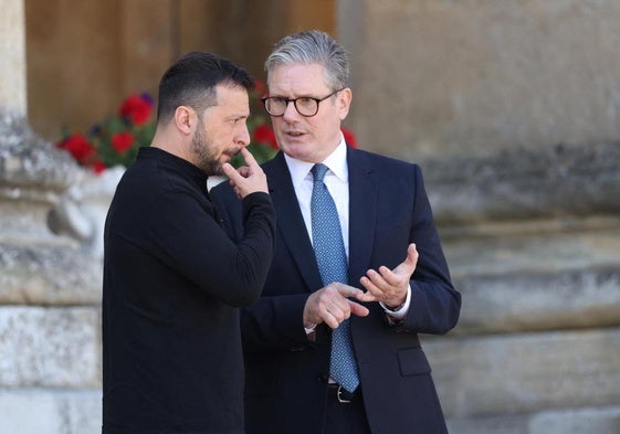 Starmer dialoga con Zelenski en los jardines del palacio de Blenheim.