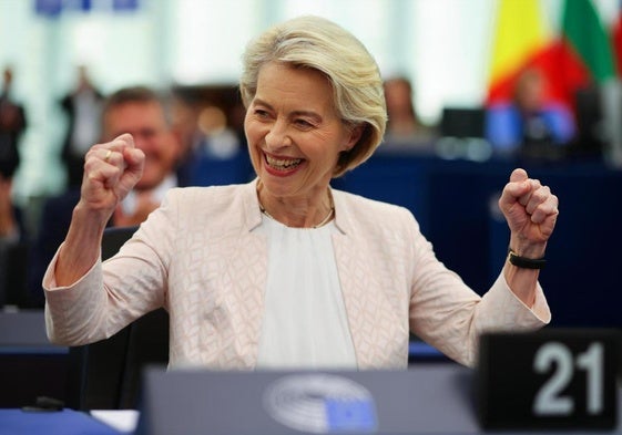 La conservadora Ursula von der Leyen celebra su reelección en el pleno de la Eurocámara en Estrasburgo.