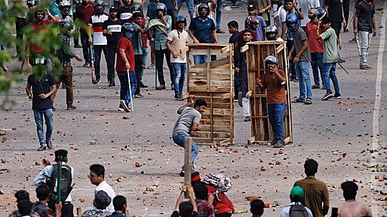 La represión policial se cobra la vida de al menos 100 estudiantes en Bangladés