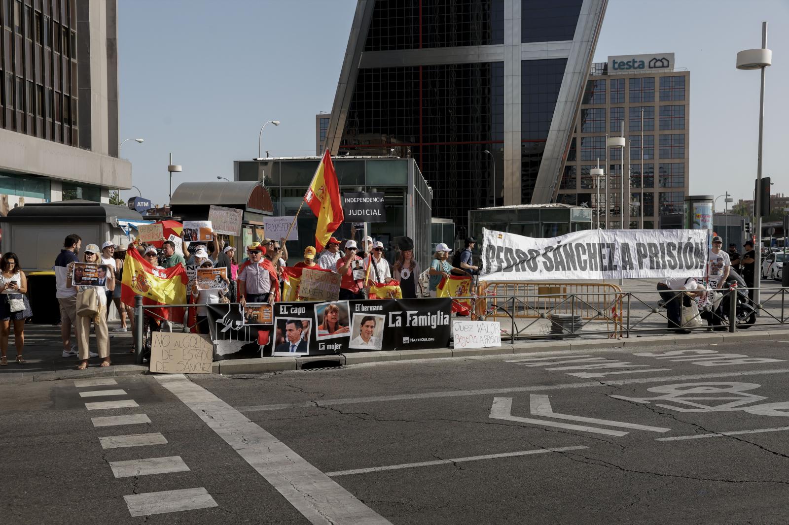 Decenas de personas frente a los juzgados de Castilla, donde declaraba hoy Begoña Gómez