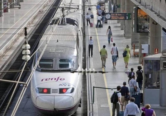 Un AVE de Renfe en una parada en una estación.