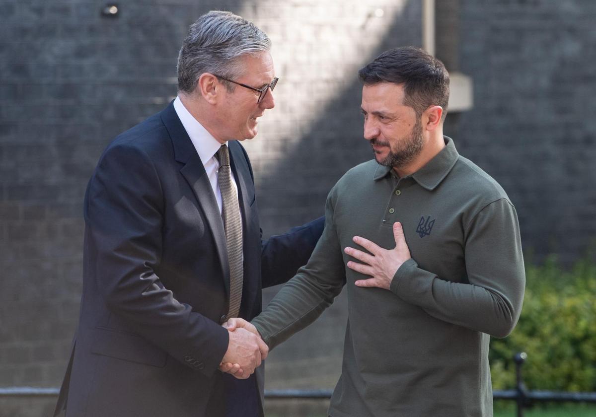 El primer ministro británico, Keir Starmer, y el presidente ucraniano, Volodímir Zelenski, este viernes en Downing Street.