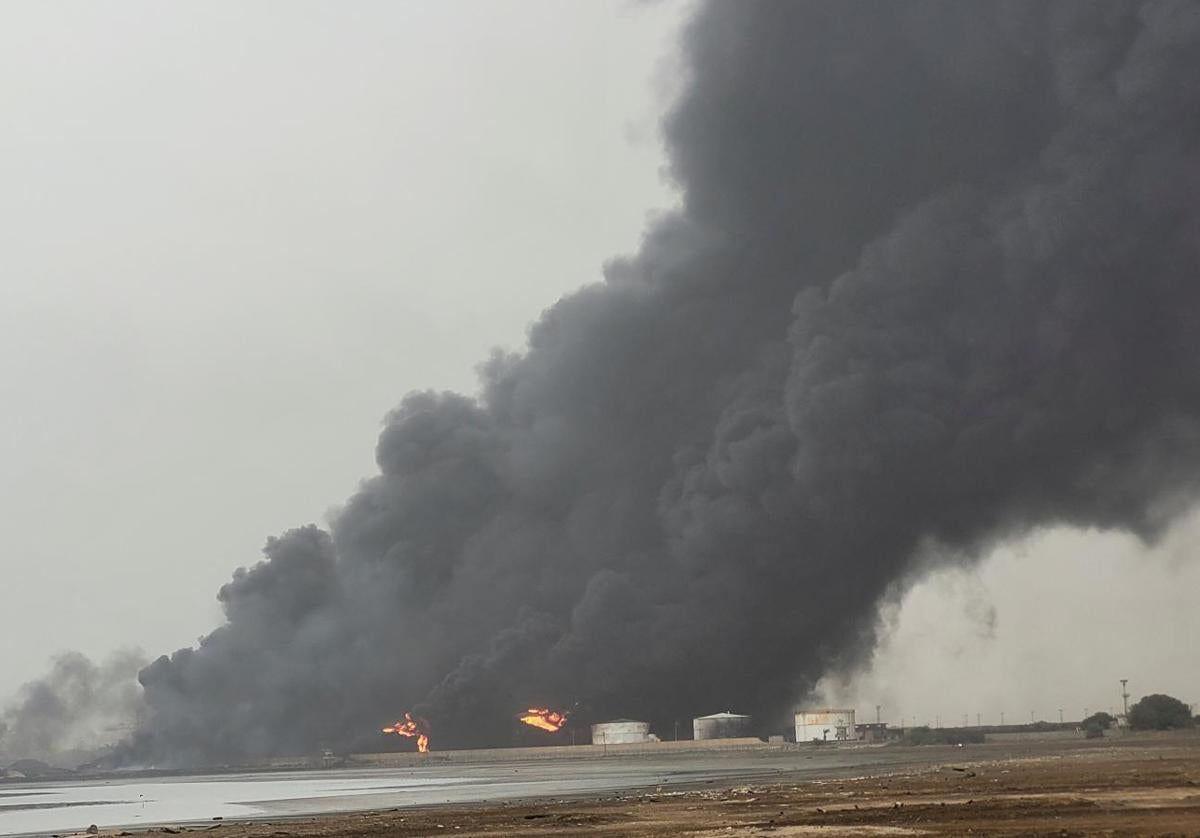 El incendio prosigue este domingo en el puerto yemení.