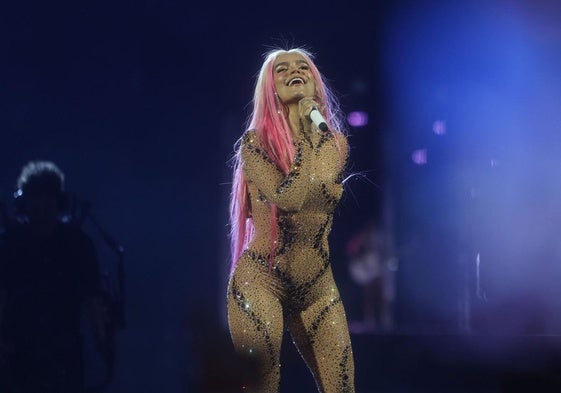 La cantante Karol G durante la actuación en su primer concierto en el estadio madrileño Santiago Bernabéu, este sábado.