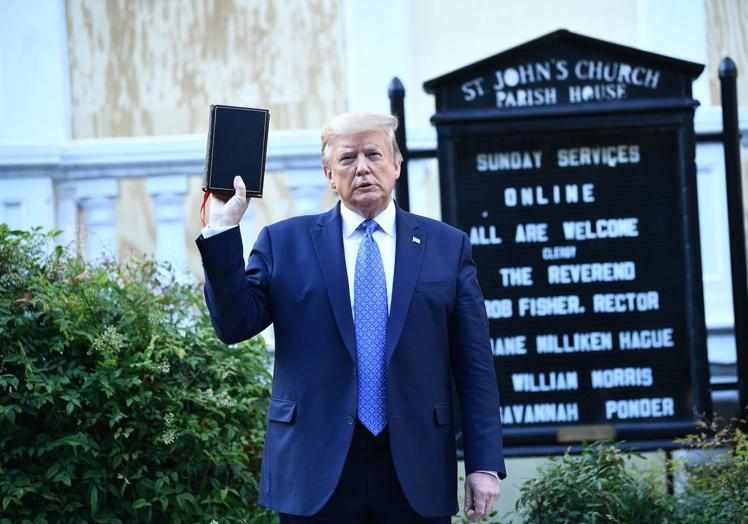 Trump sostiene una Biblia durante uan visita a una iglesia en Washington.