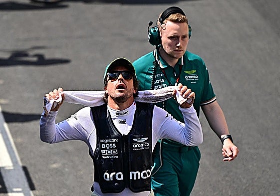 Alonso, antes del comienzo de la carrera acompañado por uno de sus mecánicos.