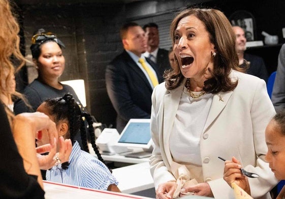 Kamala Harris visita una heladería en Washington durante la campaña electoral.