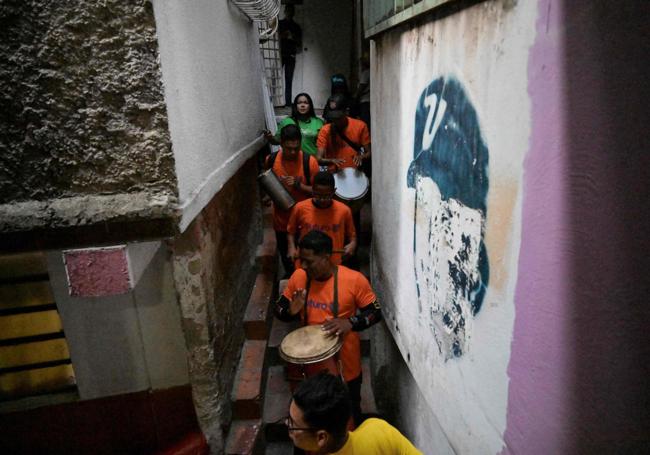 Militantes del oficialismo tocan música por un barrio de la capital para animar a votar por Maduro.