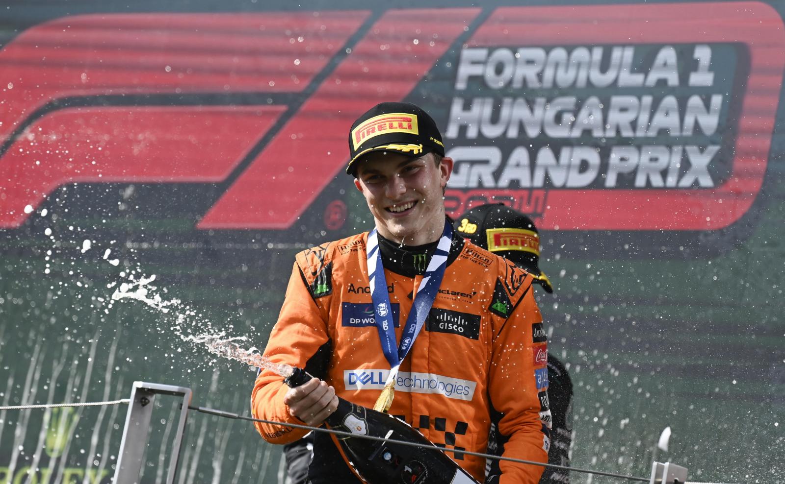 Piastri celebrando en el podio su triungo en el GP de Hungría.