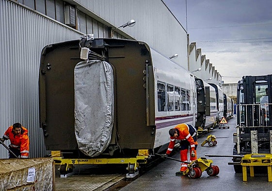 Dos operarios de la planta vasca de Talgo en Rivabellosa (Álava).