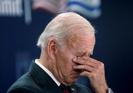 Biden hace un gesto de cansancio que ha sido frecuente en las últimas semanas.