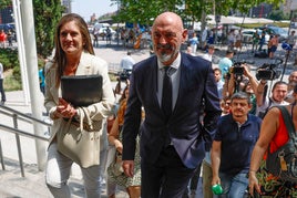 El rector Goyache entra en los juzgados de Plaza de Castilla para declarar el pasado 5 de julio