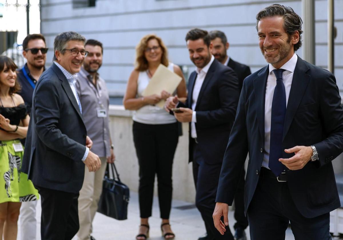 Patxi López y Borja Sémper se saludan amistosamente a la llegada de ambos al Congreso este martes.