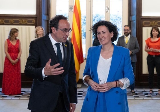 El presidente del Parlament, Josep Rull, recibe a la secretaria general de ERC Marta Rovira, en el Despacho de Audiencias del Parlament, a 18 de julio de 2024