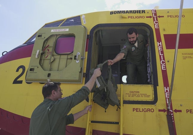 Dos integrantes del '43' en la cabina de un avión, en cuya punta, a la izquierda, se aprecia la agarradera para amarrar el aparato en caso de que necesiten fondear o atracar el anfibio en un puerto.