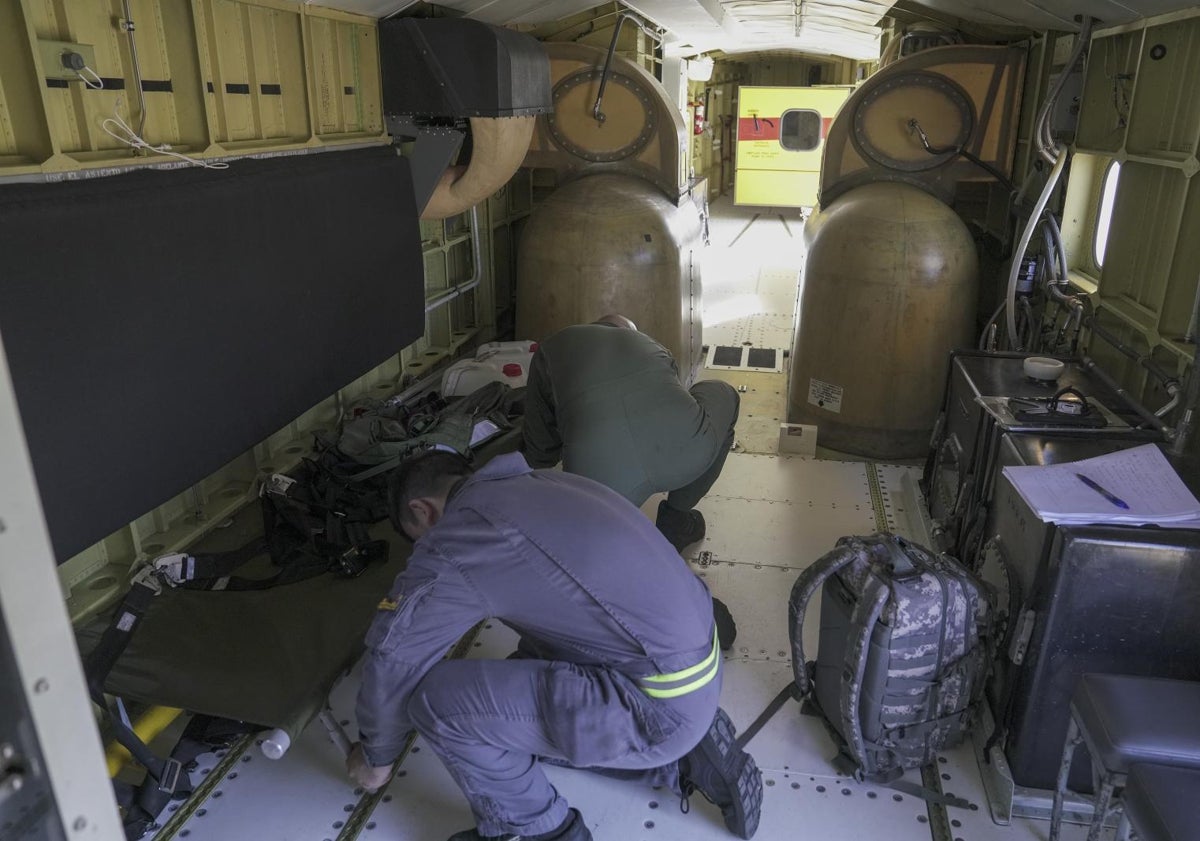 Imagen principal - De arriba a abajo: Dos mecánicos de vuelo ultiman los preparativos antes del despegue en el interior del avión, despojado de cualquier elemento superfluo. Panel con el instrumental de vuelo de uno de los aviones del '43'. Y ranuras situadas en la panza de la aeronave por donde entra el agua a los depósitos en el momento de la carga: seis mil litros en doce segundos.