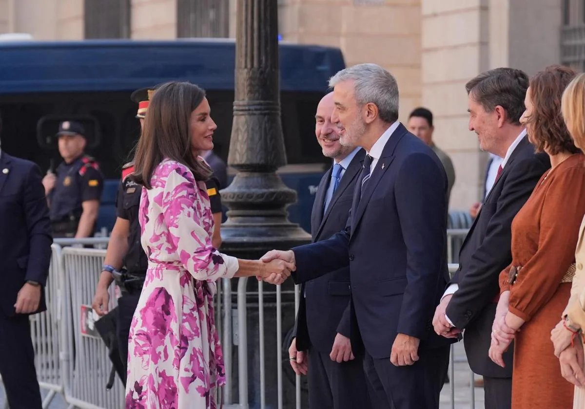 La Reina Letizia saluda al alcalde de Barcelona, Jaume Collboni.