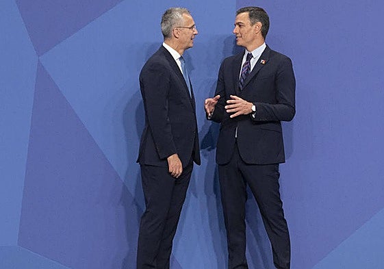 Jens Stoltenberg y Pedro Sánchez charlan durante la cumbre de la OTAN en Madrid en 2022.