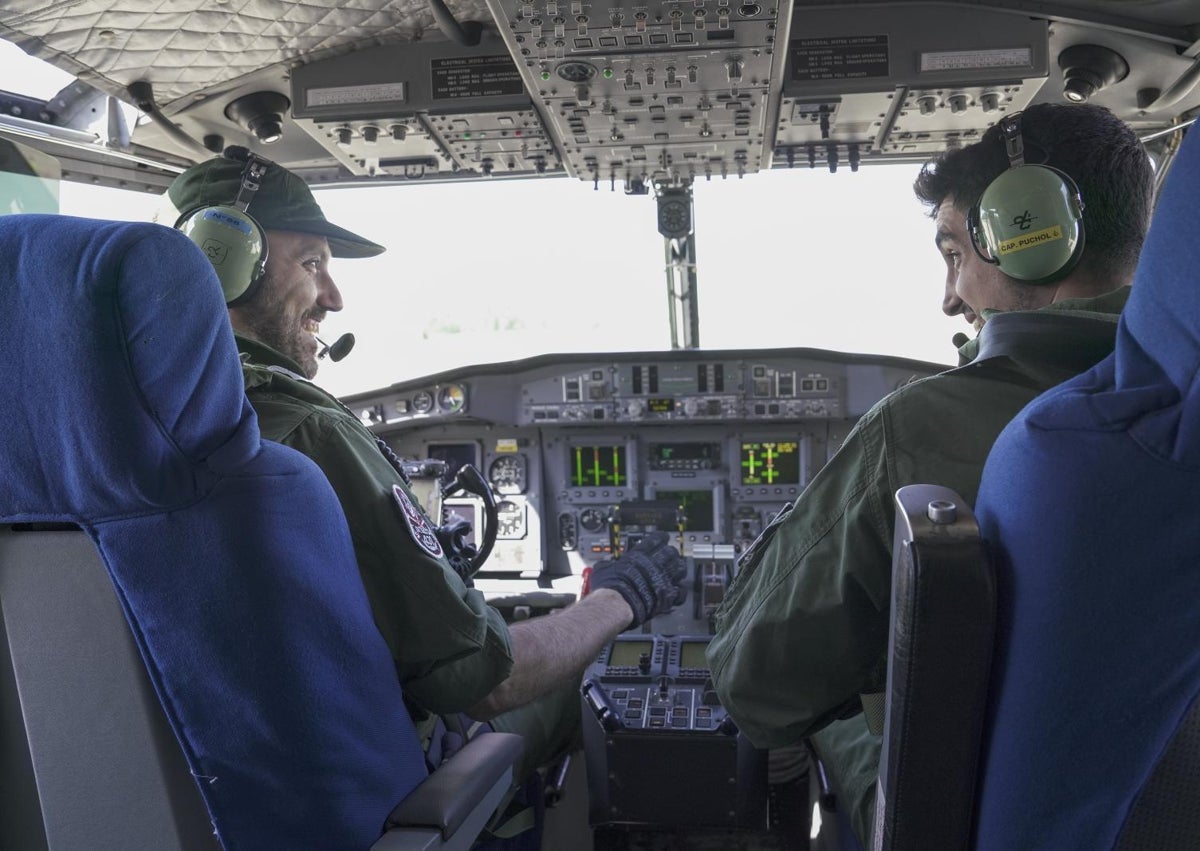 Imagen secundaria 1 - De arriba a abajo, un 'botijo' del '43' descarga sobre un incendio cercano a una vivienda los 6.000 litros de agua que lleva en sus tanques. Dos pilotos en la cabina de un avión CL-415, más moderno que sus 'hermanos', los Canadair 215, ambos modelos del '43'. Y la calavera con el casco, símbolo oficioso de los 'Corsarios'.