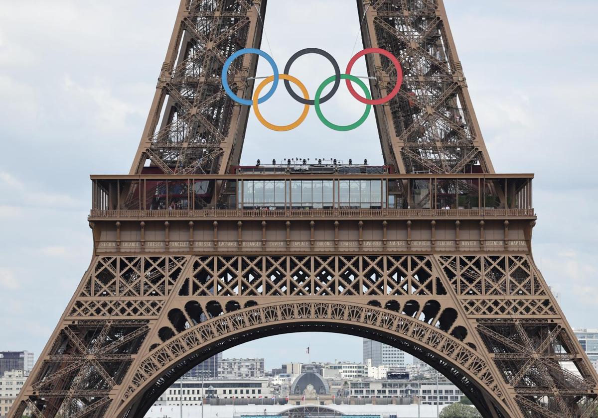 La Torre Eiffel con el símbolo de los Juegos Olímpicos 2024.