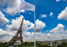 La bandera olímpica ondea durante una sesión de práctica en el Estadio de la Torre Eiffel en París.