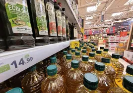 Botellas de aceite de oliva en un supermercado.