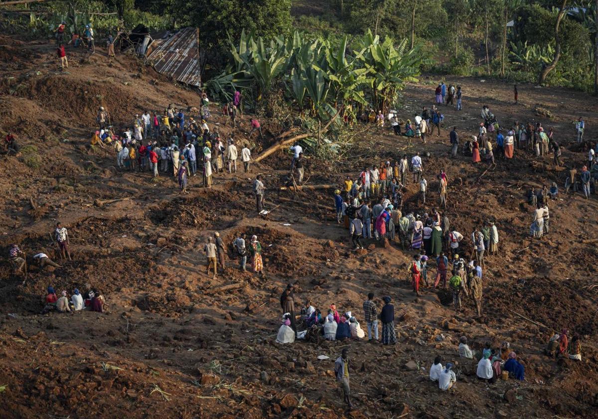 Imagen principal - Se elevan a 257 los muertos por un deslizamiento de tierra en el sur de Etiopía