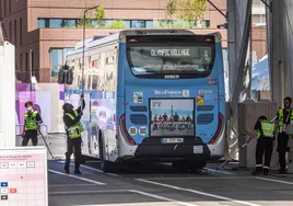 Un autobús pasa los controles de seguridad a la entrada de la Villa Olímpica.