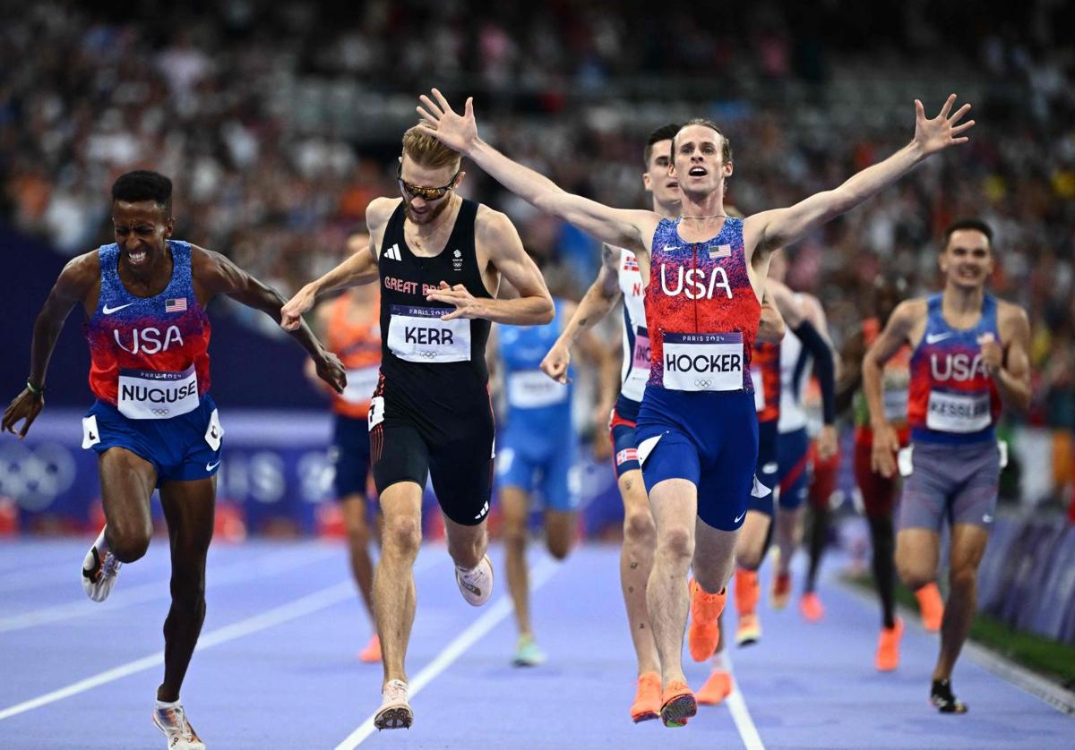 Cole Hocker celebra su victoria en la final de 1.500.