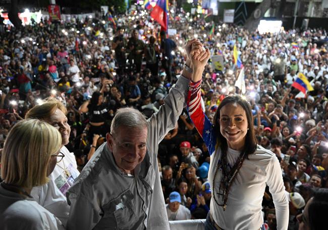 El candidato opositor, Edmundo González, y María Corina Machado, celebran con sus seguidores en el distrito capitalino de Las Mercedes.