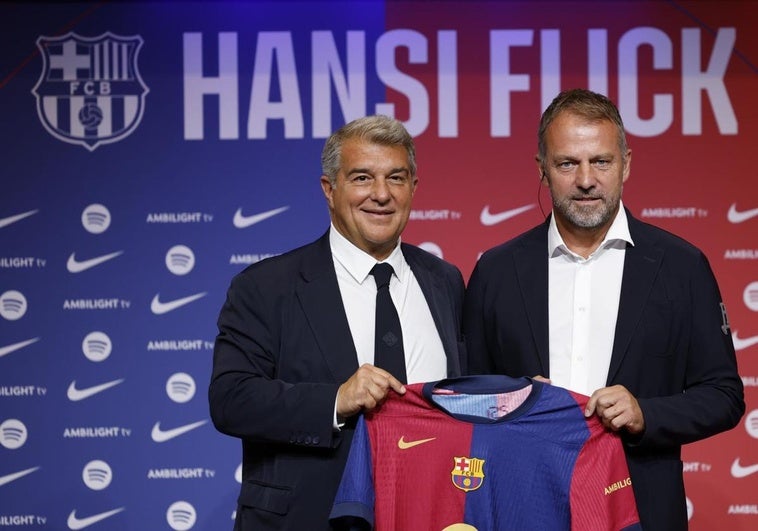 Hansi Flick, junto a Joan Laporta durante su presentación como entrenador del Barcelona.